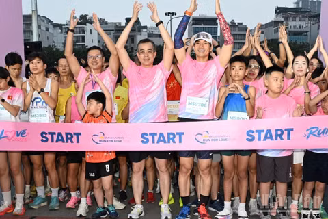 Hơn 2.000 vận động viên cùng hội tụ bên Hồ Tây tham gia giải chạy Run For Love 2026, một trong những chuỗi hoạt động “Chạm Thu Hà Nội 2026” của Vietnam Airlines. (Ảnh: THẾ SƠN)