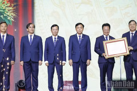 Thay mặt lãnh đạo Đảng, Nhà nước, Phó Thủ tướng Thường trực Phạm Gia Túc trao Huân chương Lao động hạng Ba, phần thưởng cao quý của Đảng, Nhà nước tặng Tập đoàn Đường sắt quốc gia Việt Nam và đồng chí Đặng Sỹ Mạnh, Bí thư Đảng ủy, Chủ tịch Hội đồng thành viên Tập đoàn. (Ảnh: NHẬT MINH)
