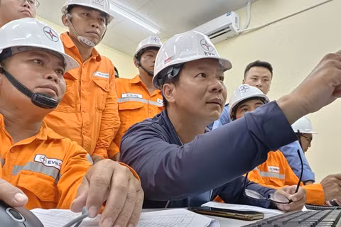 Tập trung cao độ theo dõi các thông số, thực hiện công tác đóng điện. (Ảnh: EVNSPC)