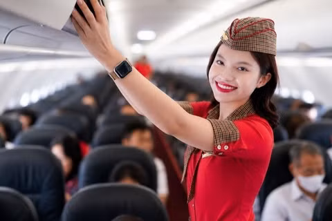 Tiếp viên Hãng Vietjet trên chuyến bay. (Ảnh: BẢO VY)