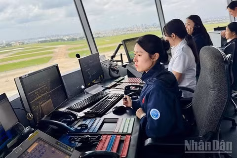 Kíp trực Kiểm soát không lưu tại Đài Kiểm soát không lưu Tân Sơn Nhất sẵn sàng thực hiện nhiệm vụ, bảo đảm an toàn, điều hòa hoạt động bay trong dịp cao điểm Quốc khánh 2/9. (Ảnh: THUỲ DUNG).
