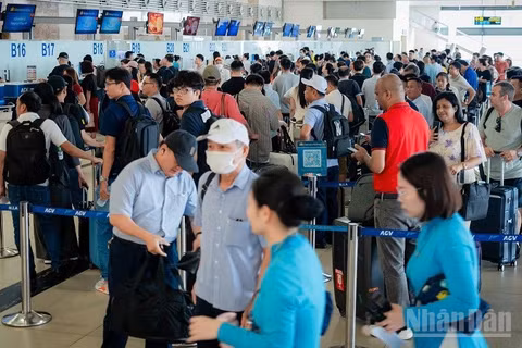 Hành khách làm thủ tục hàng không tại Cảng Hàng không quốc tế Nội Bài ngày 29/8. (Ảnh: PHAN CÔNG)