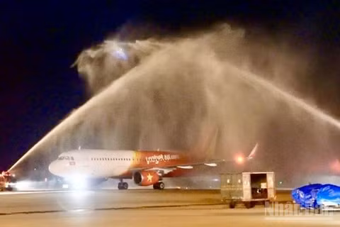 Chuyến bay khai trương của Vietjet kết nối Colombo với Thành phố Hồ Chí Minh được chào đón nồng nhiệt bằng nghi thức phun vòi rồng trang trọng nhất của ngành hàng không. (Ảnh: BẢO VY)