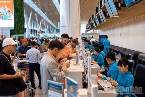 Từ ngày 25/8 tới đây, Vietnam Airlines Group (gồm các hãng Vietnam Airlines, Pacific Airlines và Vasco) sẽ mở bán vé Tết Đinh Mùi, với gần 3,7 triệu chỗ trên toàn mạng bay nội địa và quốc tế, tăng 11% so với cao điểm Tết 2026. (Ảnh: THẾ SƠN)
