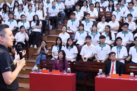 Các đại biểu dự tọa đàm “AI dạy hiệu suất, ai dạy làm người?” do Báo Tiền Phong và Trường đại học Giao thông vận tải Thành phố Hồ Chí Minh phối hợp tổ chức. (Ảnh: UTH)