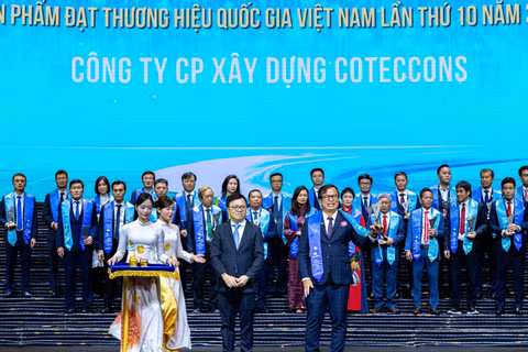 Đồng chí Lê Quốc Minh, Ủy viên Trung ương Đảng, Tổng Biên tập Báo Nhân Dân, Phó Trưởng Ban Tuyên giáo Trung ương, Chủ tịch Hội Nhà báo Việt Nam trao giải Thương hiệu quốc gia Việt Nam 2026 cho đại diện Coteccons. (Ảnh: CTV)