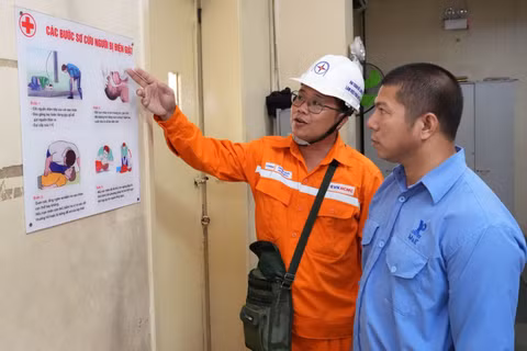 Nhân viên ngành điện Thành phố Hồ Chí Minh hướng dẫn người dân sử dụng điện an toàn, hiệu quả. (Ảnh: EVNHCMC)