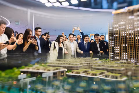 Các đại biểu xem triển lãm và trải nghiệm với chủ đề “Living in Motion by the South - Sống động một miền nam”. (Ảnh: MIK)