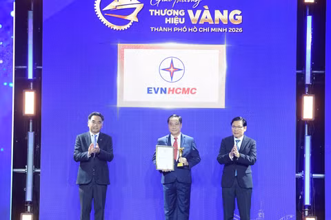 Phó Tổng Giám đốc EVNHCMC Nguyễn Thanh Nhã, đại diện EVNHCMC đón nhận giải thưởng Thương hiệu Vàng Thành phố Hồ Chí Minh. (Ảnh: Ban tổ chức)
