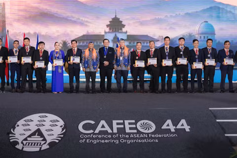 Lãnh đạo ngành điện Thành phố Hồ Chí Minh và các tân kỹ sư ASEAN tại Hội nghị CAFEO lần thứ 44. (Ảnh: EVNHCMC)