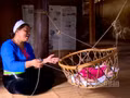 Người mẹ Mường dịu dàng ru con ngủ bên chiếc nôi tre.