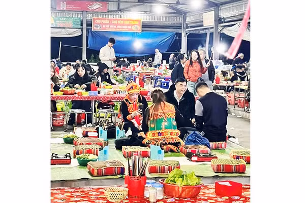Rộn ràng chợ đêm phố núi