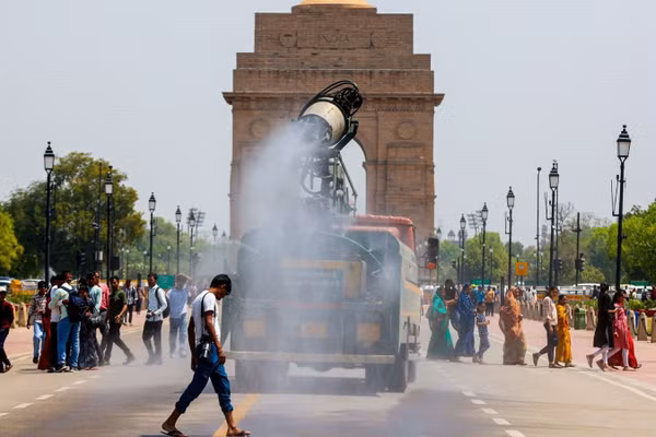 Xe phun sương làm mát không khí ở New Delhi. Ảnh: THE INDIAN EXPRESS
