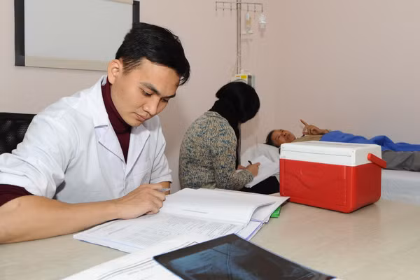 Bác sĩ nội trú phải thường trú ở các bệnh viện vừa thực hành tại các bệnh viện, trực tiếp tiếp xúc với người bệnh và các mặt bệnh đa dạng. Ảnh: NAM HẢI