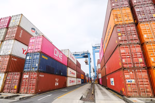Cần tiếp tục rà soát, tháo gỡ các điểm nghẽn về hạ tầng logistics, kết nối cảng biển, thủ tục xuất nhập khẩu... Ảnh: KHIẾU MINH