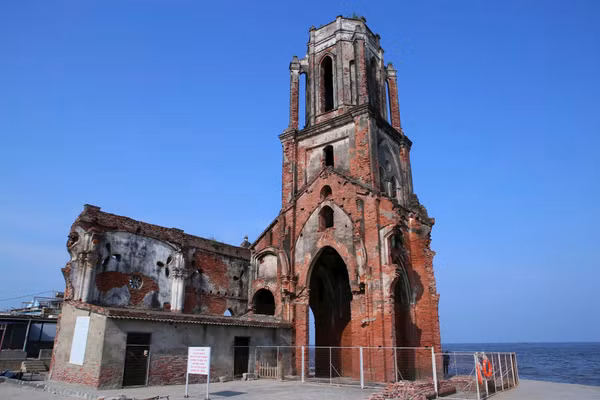Nhà thờ đổ Hải Lý (xã Hải Tiến, Ninh Bình) là chứng tích biến đổi khí hậu.
