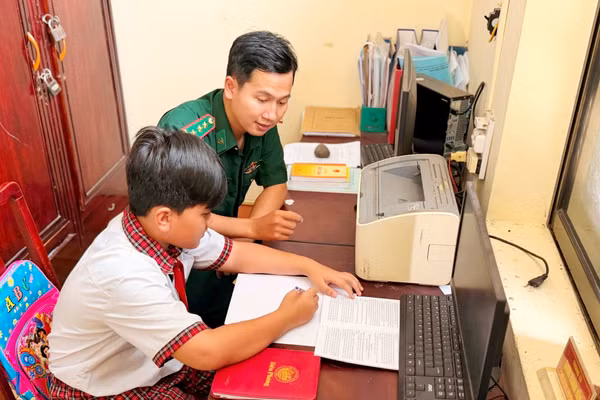 Lực lượng biên phòng và người dân biên giới luôn gắn bó chặt chẽ.