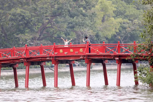 Hồ Gươm có một hệ biểu tượng lịch sử mạnh với tháp Rùa, đền Ngọc Sơn, cầu Thê Húc, tháp Bút... Ảnh: KHIẾU MINH
