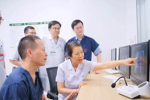 Cùng hội chẩn, xử trí cấp cứu, đào tạo và chuyển giao kỹ thuật là hoạt động thường quy của “Bệnh viện chị - em”.