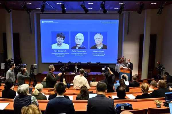 Ba nhà khoa học được vinh danh ở Giải Nobel Y sinh năm 2026. Ảnh: REUTERS