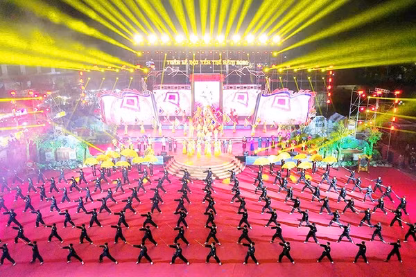 Màn biểu diễn võ sáo của 300 học sinh tại tuần lễ hội Yên Thế.