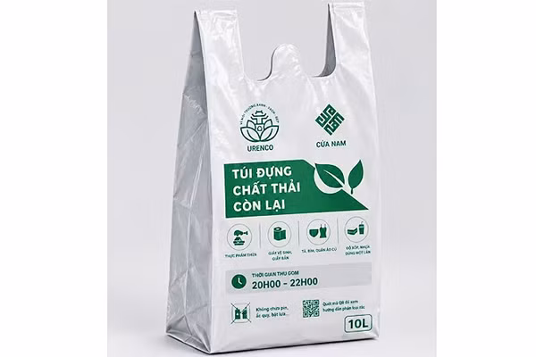 Túi phân loại rác đang được cấp phát cho người dân tại Tổ dân phố Lê Thánh Tông (Hà Nội).