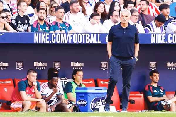 Thay vì nói về chiến thuật, Jose Mourinho phàn nàn về trọng tài sau trận thua.