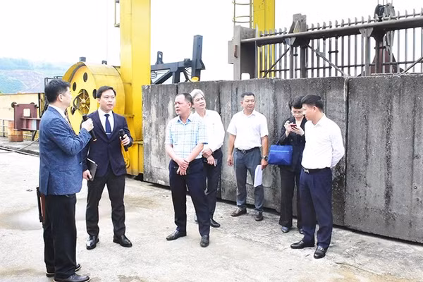 Đại biểu Nhật Bản tham quan mô hình quản lý lũ trên sông Hương.