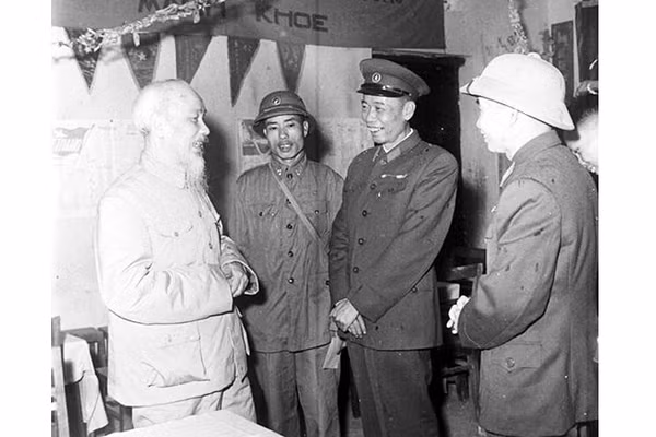 Chủ tịch Hồ Chí Minh thăm đơn vị công binh Quân khu 3 nhân dịp Tết Nguyên đán Bính Ngọ (21/1/1966). Ảnh: TTXVN