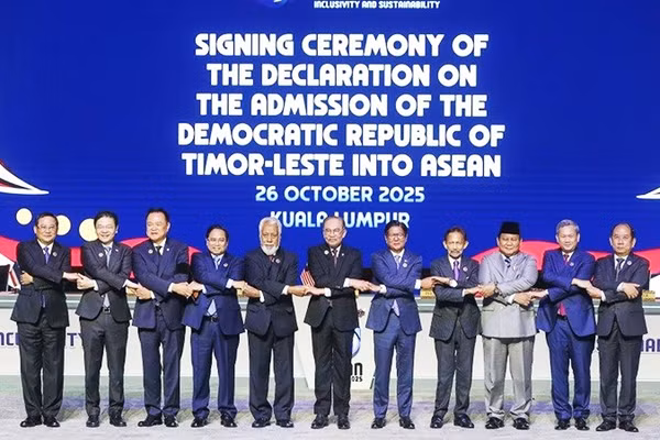 Các nhà lãnh đạo Asean bày tỏ đoàn kết tại một sự kiện chung của khối. Ảnh: MEKONG ASEAN