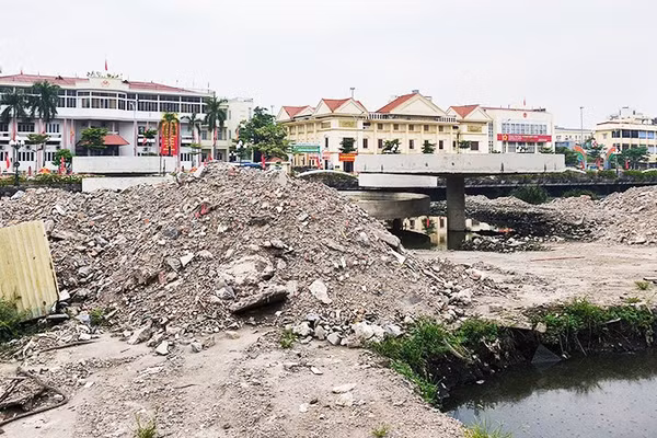 Từng là “lá phổi xanh” của khu trung tâm TP Hải Phòng, nhưng hiện tại Hồ Sen là công trình đầy bụi bặm và gây mùi khó chịu.