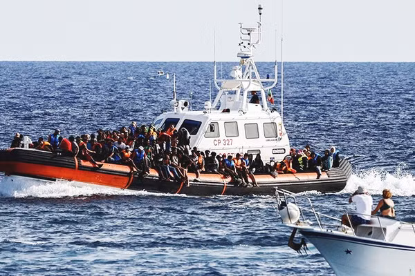 Một tàu cảnh sát biển Italy giải cứu người di cư. Ảnh: REUTERS