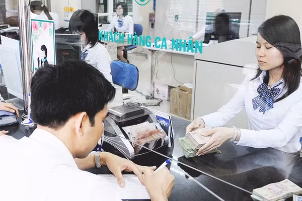 Một số ngân hàng ghi nhận lượng tiền gửi của khách hàng sụt giảm khá mạnh. Ảnh: NAM ANH