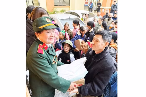 Bà Bích Liên trong một chương trình từ thiện.
