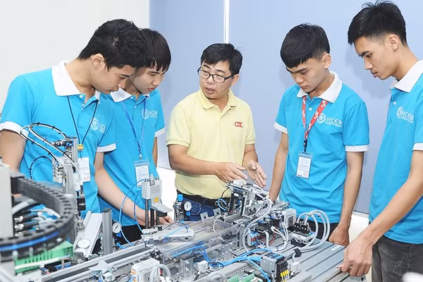 Với lực lượng lao động trẻ, Việt Nam có sức hút đáng kể đối với các nhà đầu tư. Ảnh: NAM ANH