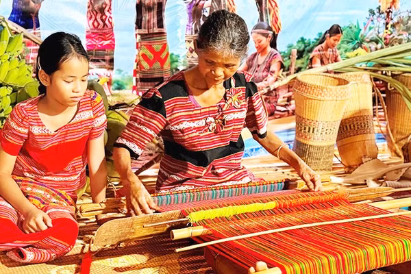Người S'tiêng vẫn giữ được kỹ thuật dệt truyền thống.