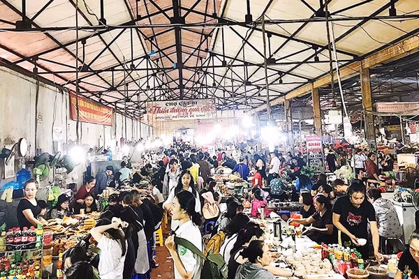 Một góc hàng quà chiều trong chợ Cát Bi.
