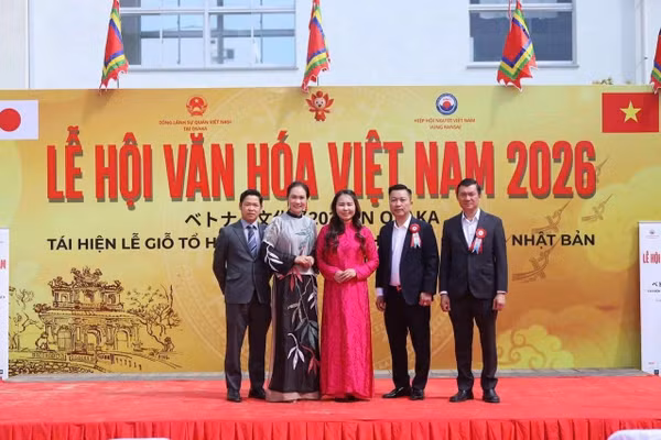Anh Trần Trung Kiên (bên trái) tại Lễ hội năm nay.