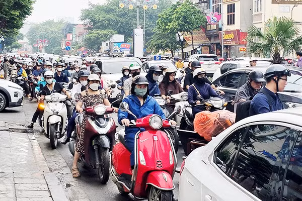 Giờ tan làm thường ngày ở Hà Nội. Ảnh: NAM NGUYỄN