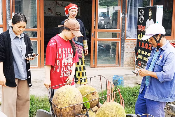 Ở nhiều vùng sâu, vùng xa, người dân vẫn quen với các giao dịch bằng tiền mặt. 