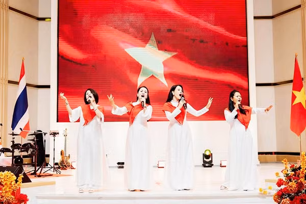 Kiều bào ở Thái Lan kỷ niệm Ngày Quốc khánh. Ảnh: NVCC