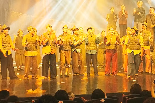 Chào sân “Tuổi thơ dữ dội”