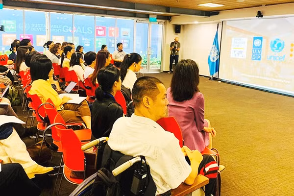 Các đại biểu trao đổi tại Hội thảo quốc tế về thúc đẩy giáo dục và y tế hòa nhập tại Hà Nội.