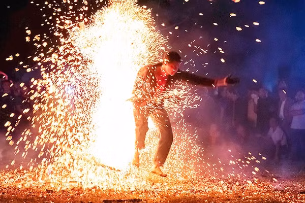 Lễ nhảy lửa đã được đông đảo du khách, người dân các địa phương tìm đến chiêm ngưỡng. Ảnh: THÀNH ĐẠT