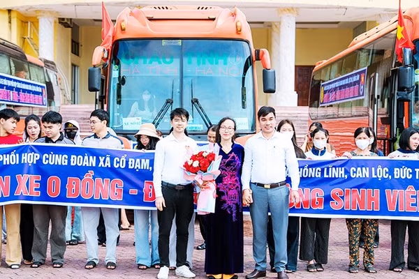 Đưa 120 sinh viên Hà Tĩnh ra Hà Nội nhập học