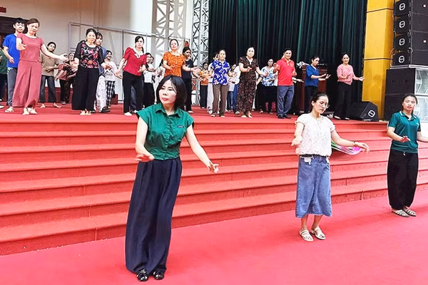 Nghệ sĩ Phạm Hồng Định (đứng đầu hàng) hướng dẫn các chị em văn nghệ cơ sở trong một chương trình tập huấn. 