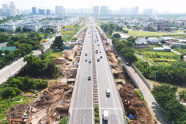 Dự án mở rộng đường cao tốc đoạn Thành phố Hồ Chí Minh - Long Thành đang được đẩy nhanh tiến độ. Ảnh: VIẾT DŨNG