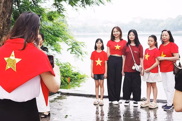 Người dân trong không khí thanh bình của ngày Tết Độc lập. Ảnh: ANH QUÂN