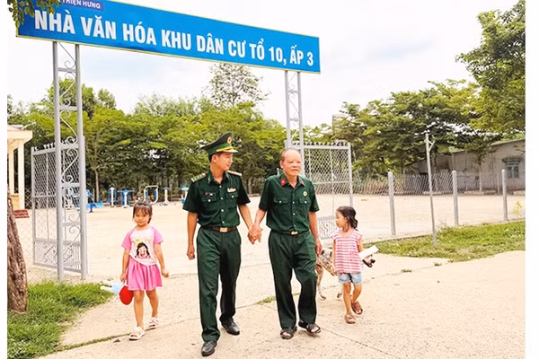 Ông Phạm Hữu Phụ và Thượng úy Lê Sỹ Vũ ở thôn Đoàn Kết.