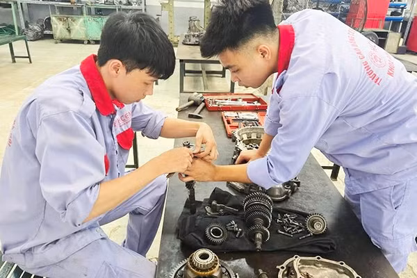 Thực hành nghề cơ khí tại Trường cao đẳng Cơ điện Hà Nội.